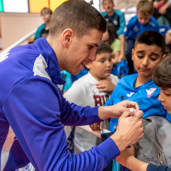 Noticia | El Viña Albali Valdepeñas compartió la mañana con cientos de escolares