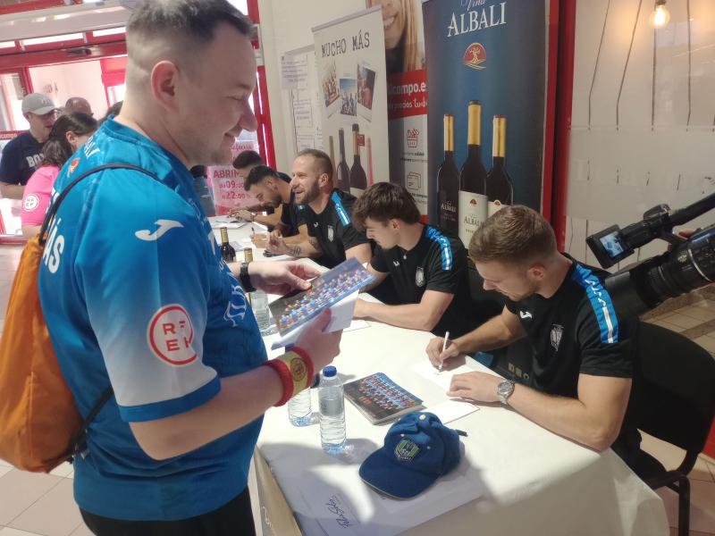 Noticia | El Viña Albali Valdepeñas despidió la temporada con la afición en el hipermercado alcampo