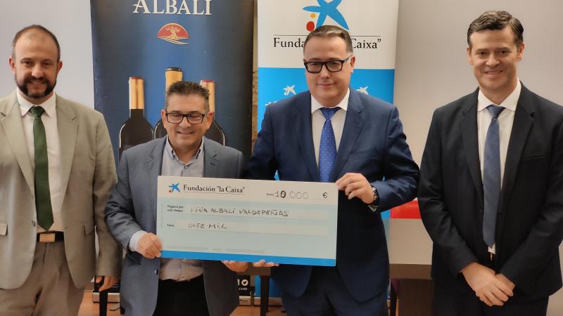 Noticia | Viña Albali Valdepeñas y Fundación La Caixa sellaron un convenio de colaboración