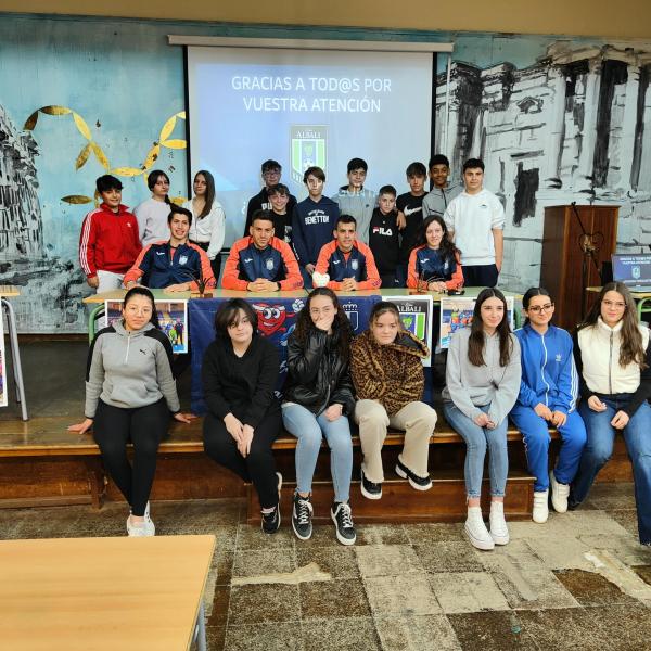 Noticia | El Viña Albali Valdepeñas, con los alumnos y alumnas del ies francisco de quevedo
