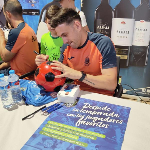 Noticia | Edu, boyis, pol pacheco y solano firmaron autógrafos en el hipermercado alcampo