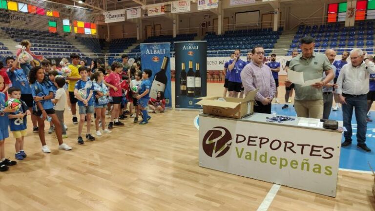 Noticia | El Viña Albali Valdepeñas despidió la temporada con su afición