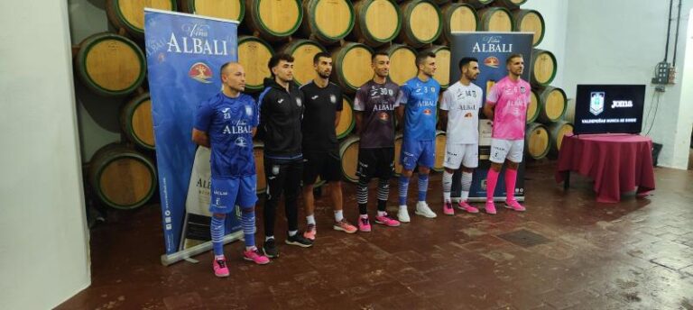 Noticia | El Viña Albali Valdepeñas presentó sus nuevas equipaciones para la temporada 24/25