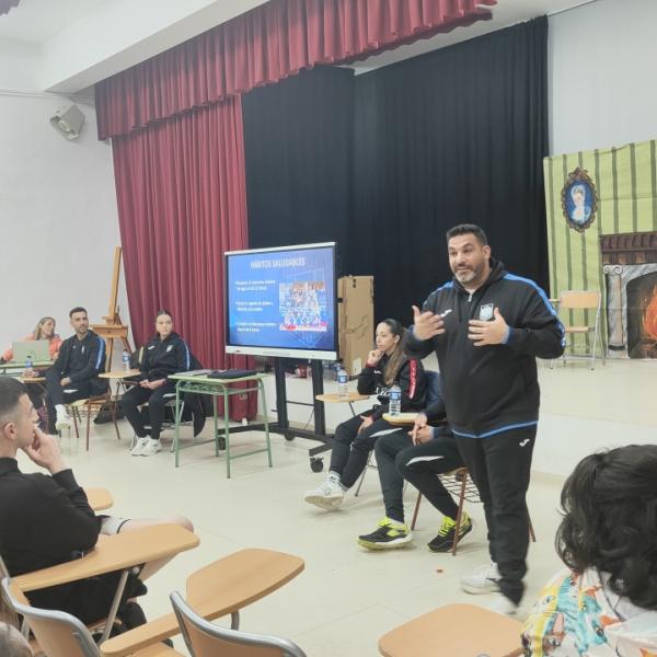 Noticia | El Viña Albali Valdepeñas, presente en el ies francisco nieva