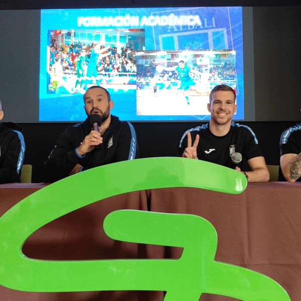 Noticia | El Viña Albali Valdepeñas visitó el ies gregorio prieto