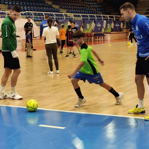 Noticia | El Viña Albali Valdepeñas entrenó con cientos de escolares